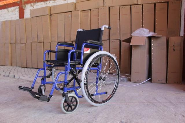 Por fin llegaron sillas de ruedas para personas con discapacidad